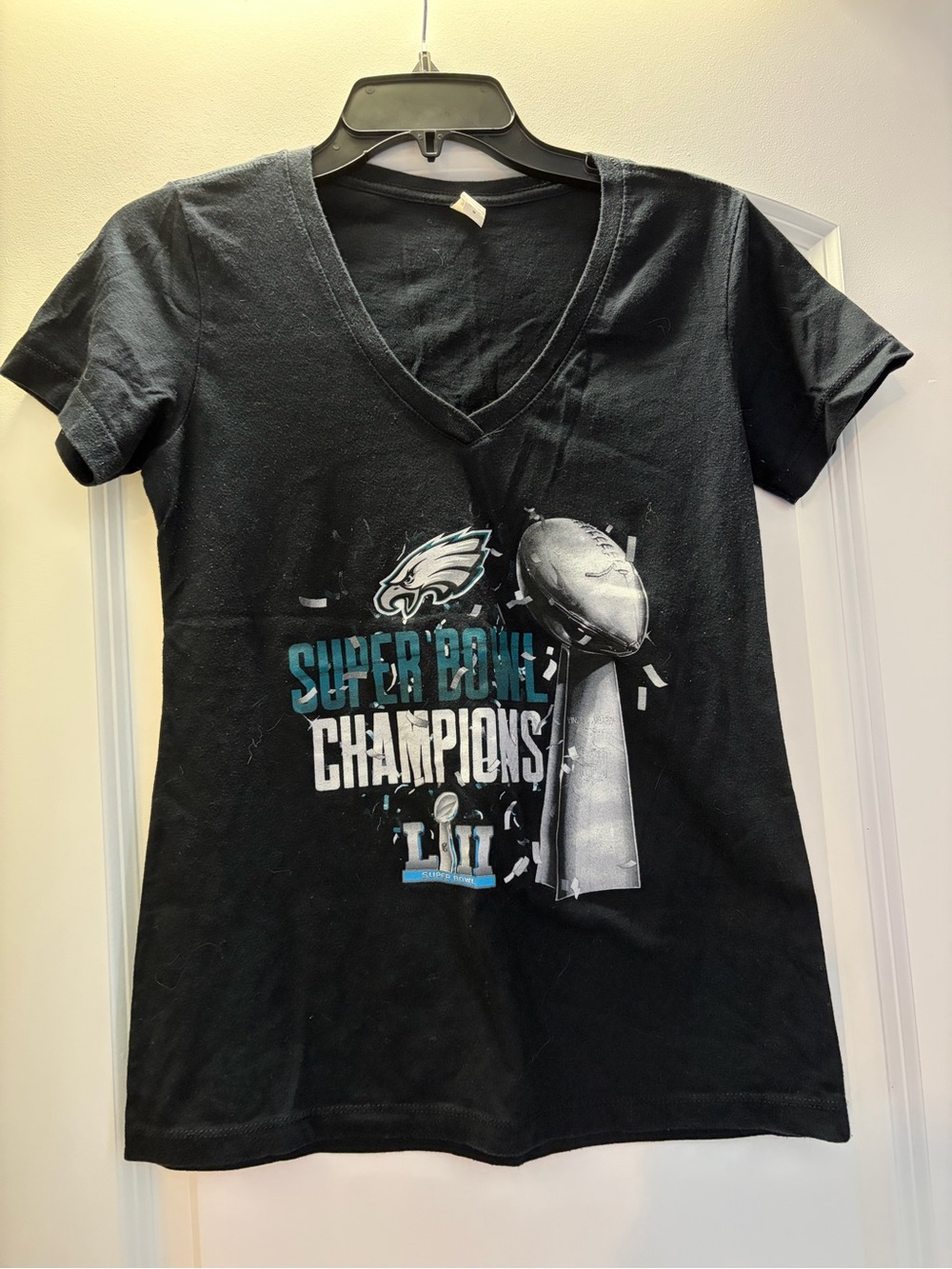 Philadelphia Eagles Women's Black Super Bowl Champions V-Neck Tee size Medium